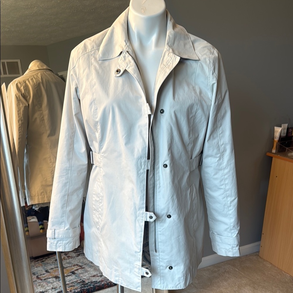 Women’s COLUMBIA Trench/Rain Jacket Size Medium